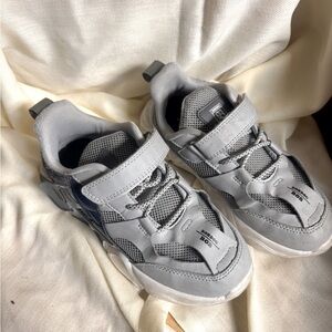 Boys sneaker size 13